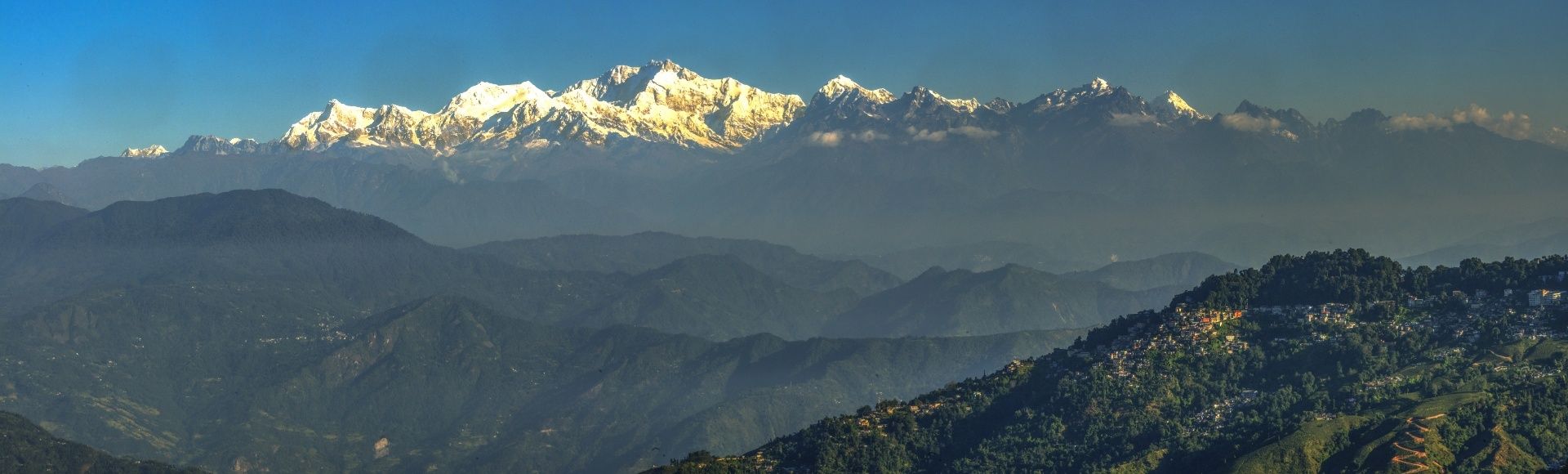 Panorma einer indischen Berglandschaft, in der Tee angebaut wird.